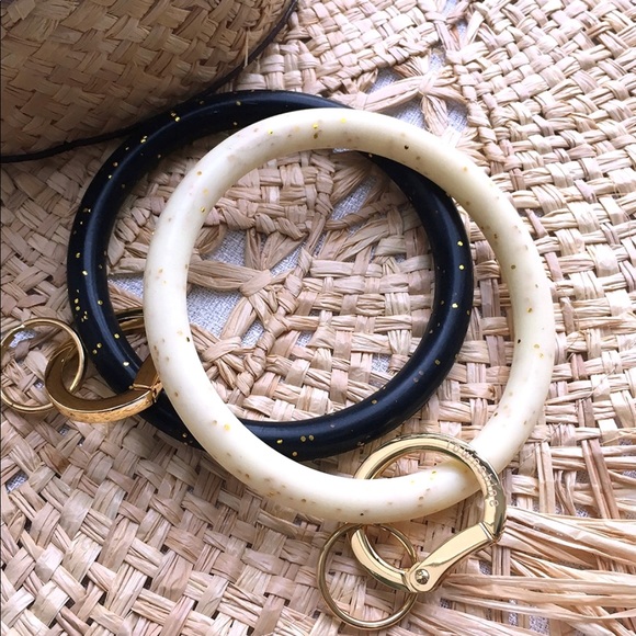 Black O Ring Bangle Keychain Bracelet - Picture 1 of 3